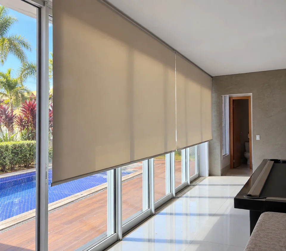 Persianas de tela solar bege em grandes janelas de vidro com vista para a piscina